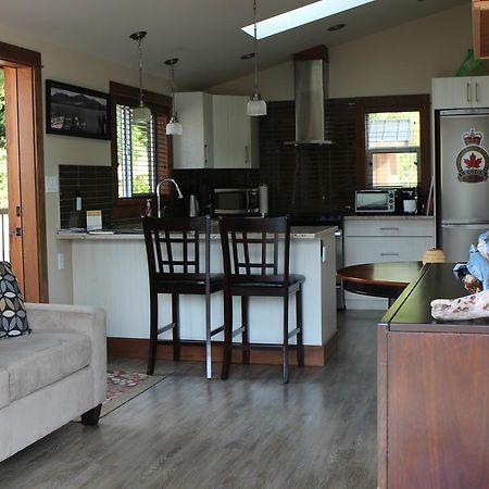 Tilby'S Rainbow Cottage Port Renfrew Extérieur photo